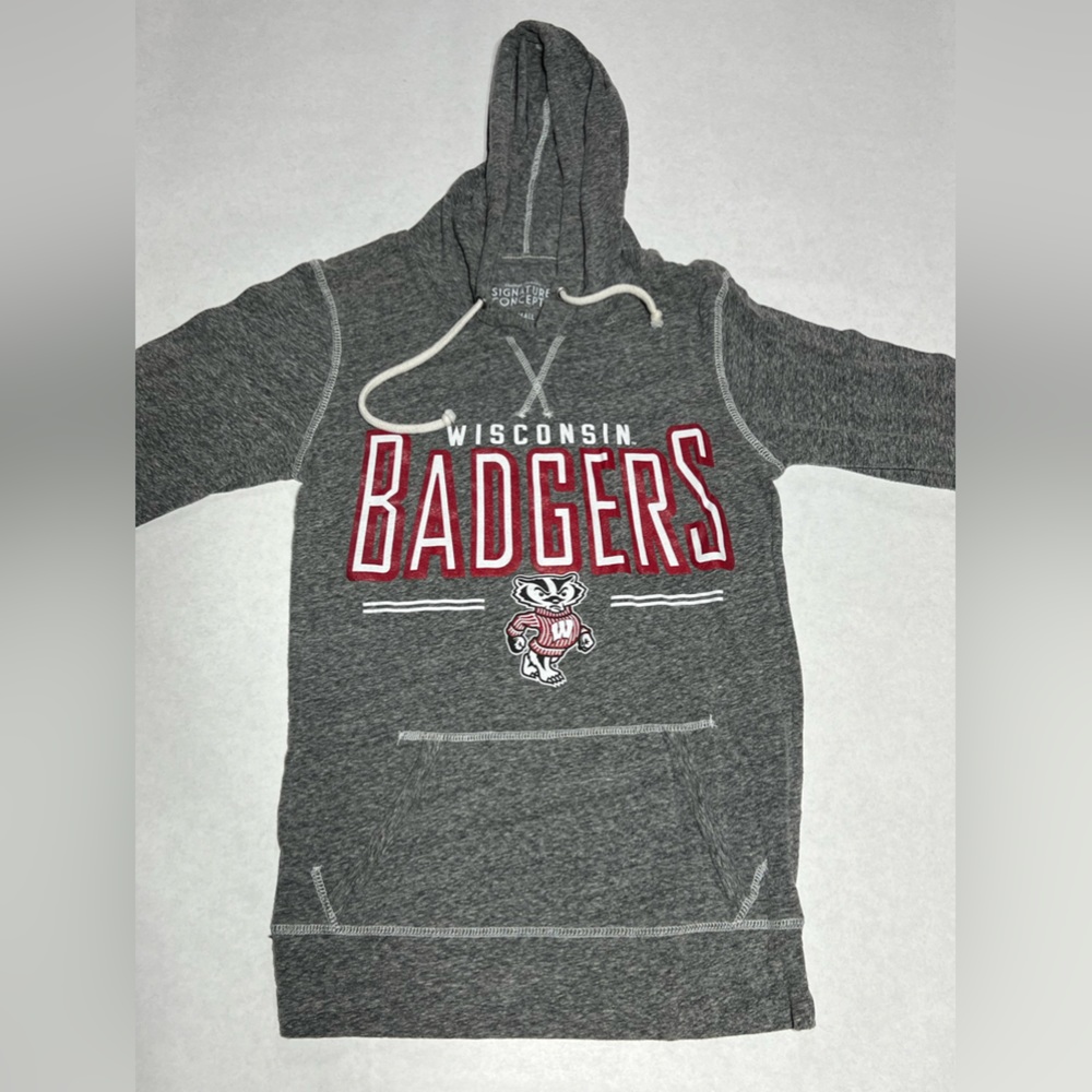 Signature Concepts Wisconsin badger hooded long sleeve size extra small.